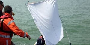 Nεαρός Αφγανός προσπαθούσε να διασχίσει τη Μάγχη με αυτοσχέδια σχεδία