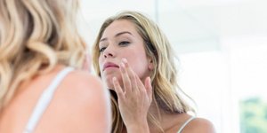 Γυναίκα στον καθρέφτη /Φωτογραφία: Shutterstock