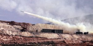 Οι τουρκικές δυνάμεις σφυροκοπούν ανελέητα τον κουρδικό θύλακο της Αφρίν (Φωτογραφία: ΑΡ) 