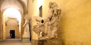 Οι selfies καταστρέφουν την τέχνη -Μαθητής έσπασε γλυπτό σε μουσείο προσπαθώντας