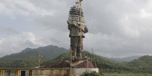 Στην τελική ευθεία το ψηλότερο άγαλμα στον κόσμο (Φωτογραφία: AP/ Ajit Solanki)