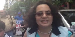 ΣΟΚ: Αγανακτισμένη μητέρα απειλεί στη κάμερα οτι θα αυτοκτονήσει