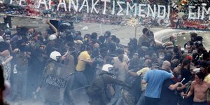 Τα επεισόδια έξω από τη Βουλή με τους «αγανακτισμένους» το 2011 -Φωτογραφία: EUROKINISSI-ΒΑΙΟΣ ΧΑΣΙΑΛΗΣ