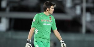 Εκπληκτική απόκρουση τερματοφύλακα με τακουνάκι [βίντεο]