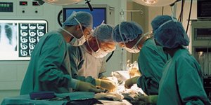 52χρονος αγγειοχειρουργός του «Λαϊκού» απαίτησε 350 ευρώ από ασθενή του