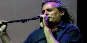 Ο Γιάννης Αγγελάκας στο Θέατρο Αλέξης Μινωτής