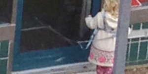 Απίστευτο: Αγγλίδα έδεσε το παιδί της στην πόρτα για να παίξει στοίχημα [εικόνα]