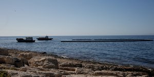 Απορρύπανση της Πειραϊκής από την πετρελαιοκηλίδα/Φωτογραφία: Eurokinissi/Στέλιος Μίσινας