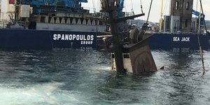 Στην επιφάνεια βγήκε ήδη η τσιμινιέρα του δεξαμενόπλοιου