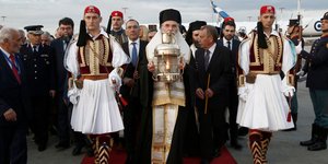 Mε τιμές αρχηγού κράτους έφτασε το Αγιο Φως στην Αθήνα (Φωτογραφία: ΑΠΕ-ΜΠΕ/ ΓΙΑΝΝΗΣ ΚΟΛΕΣΙΔΗΣ)