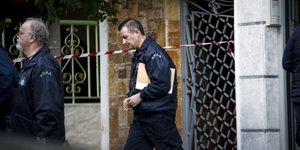 Σε κατάσταση σοκ οι συγγενείς της συζύγου του αστυνομικού / Φωτογραφία: EUROKINISSI (ΣΤΕΛΙΟΣ ΜΙΣΙΝΑΣ)