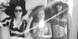 Για αυτό η Rihanna είναι η «βασίλισσα» των selfies -Οι πιο τρελές πόζες της μπρο