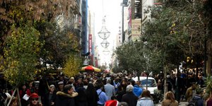 Τη Δευτέρα ξεκινούν οι εκπτώσεις (Φωτογραφία: EUROKINISSI/ΤΑΤΙΑΝΑ ΜΠΟΛΑΡΗ)