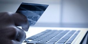 Κι όμως λεφτά υπάρχουν και οι Ελληνες τα ξοδεύουν σε αγορές μέσω ίντερνετ