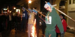 Εισέβαλαν στο γραφείο Υφυπουργού και πέταξαν τα έπιπλα από το μπαλκόνι 