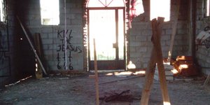 Εικόνες σοκ από εκκλησία στο Αγρίνιο -Σατανιστικά συνθήματα