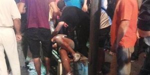 19χρονη τραυματίστηκε από φωτοβολίδα στην πορεία στο Αγρίνιο (Φωτογραφία: sinidisi)