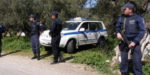 Ολο τους κυκλώνει και τους πλησιάζει η αστυνομία