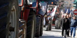 Οι αγρότες δεν κάνουν πίσω και στήνουν νέα μπλόκα