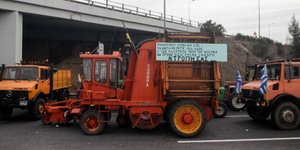 Αγρότες σε μπλόκο στη Λάρισα (Φωτογραφία: EUROKINISSI/ ΘΑΝΑΣΗΣ ΚΑΛΛΙΑΡΑΣ)