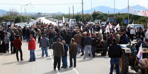 Οι αγρότες προχωρούν στον ωριαίο αποκλεισμό και η κυβέρνηση αναζητά λύση