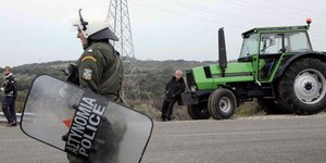 Παραμένουν «ζεστά» τα τρακτέρ - Κρίσιμες επαφές των αγροτών στην Αθήνα τη Δευτέρ