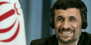 Πέταξαν παπούτσι στον Αχμαντινετζάντ στην Αίγυπτο [βίντεο]