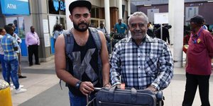 Ο Αχμέντ Καλίντ (αριστερά) με τον πατέρα του. Φωτογραφία: Twitter