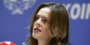Η υπουργός Εργασίας Εφη Αχτσιόγλου κατά τη συνέντευξη τύπου/Φωτογραφία: Intimenews