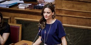 Η υπουργός Εργασίας Εφη Αχτσιόγλου στο βήμα της Βουλής-Φωτογραφία: Eurokinissi/Γιώργος Κονταρίνης