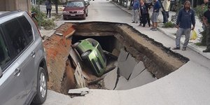 Τεράστια τρύπα «κατάπιε» ένα ΙΧ. Φωτογραφία: Facebook 