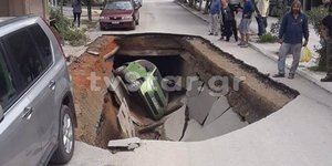 Αυτοκίνητο έπεσε σε τεράστια τρύπα στην Αιδηψό/ Φωτογραφία: tvstar