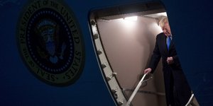 Ο πρόεδρος Τράμπ στο Air Force One- φωτογραφία AP