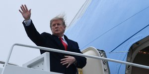 Ο πρόεδρος Τράμπ στο Air Force One- φωτογραφία AP