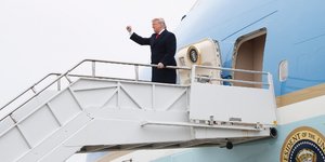 Ο Τραμπ στο Air Force One/ Φωτογραφία: AP