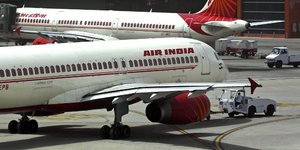 Χαμός στο check in της Air India (Φωτογραφία: AP/ Kevin Frayer)