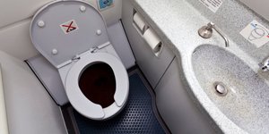 Αεροσυνοδός συμβουλεύει επιβάτες αεροσκάφους: Αν έχετε ναρκωτικά πετάξτε τα στις