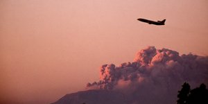 Αεροπορική εταιρεία «αντιγράφει» ηφαιστειακή έκρηξη για να τεστάρει τα αεροσκάφη