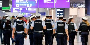 Στο αεροδρόμιο Τέγκελ επέστρεψε χθες ο Αφγανός πρόσφυγας. Φωτογραφία: AP