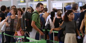Τεράστιες ουρές σε πολλά ευρωπαϊκά αεροδρόμια εξαιτίας των ελέγχων (Φωτογραφία: AP/ Manu Fernandez)