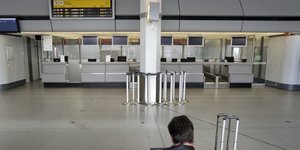 Οι ύποπτοι συνελήφθησαν στο αεροδρόμιο (Φωτογραφία αρχείου: AP/ Michael Sohn)