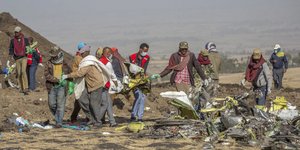 Στα συντρίμμια της μοιραίας πτήσης στην Αιθιοπία / Φωτογραφία: AP