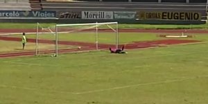 Απίστευτο γκολ 18χρονου μέσου από το κέντρο του γηπέδου [βίντεο]