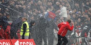 «Τρύπησε» η οροφή και έπεσε χιόνι μέσα στο γήπεδο [βίντεο]