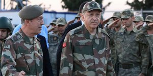 Ο Χουλουσί Ακάρ αριστερά και δεξιά ο Ταγίπ Ερντογάν -Φωτογραφία: Kayhan Ozer/Pool Photo via AP