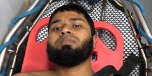 O δράστης της επίθεσης στο Μανχάταν μεταφέρεται με φορείο στο ασθενοφόρο 