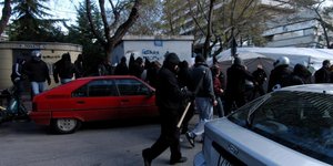 Άγρια συμπλοκή ακροδεξιών με αλλοδαπούς στην Ομόνοια