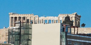 Ο τοίχος που οδήγησε στο πάγωμα των οικοδομικών αδειών κάτω από την Ακρόπολη