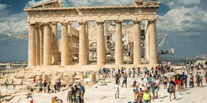 Τουρίστες στην Ακρόπολη /Φωτογραφία: Shutterstock.com