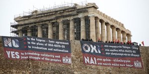 Δύο μεγάλα πανό του ΚΚΕ στην Ακρόπολη (Φωτογραφία: IntimeNews/ΣΤΕΦΑΝΟΥ ΣΤΕΛΙΟΣ)
